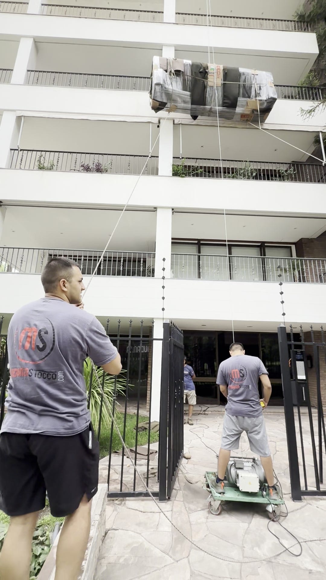 Elevación exterior de un mueble protegido junto a la fachada de un edificio