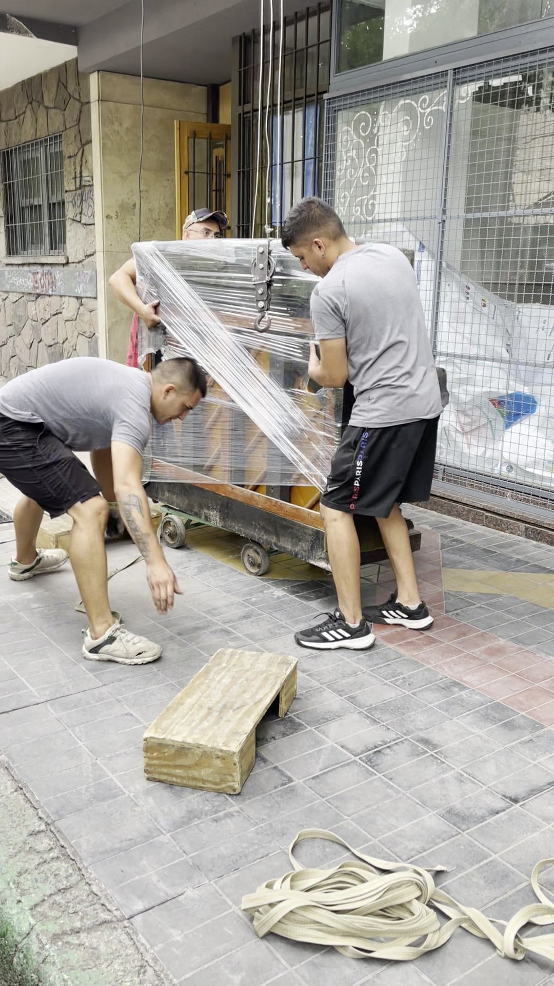Preparación de un mueble protegido y asegurado antes de elevarlo