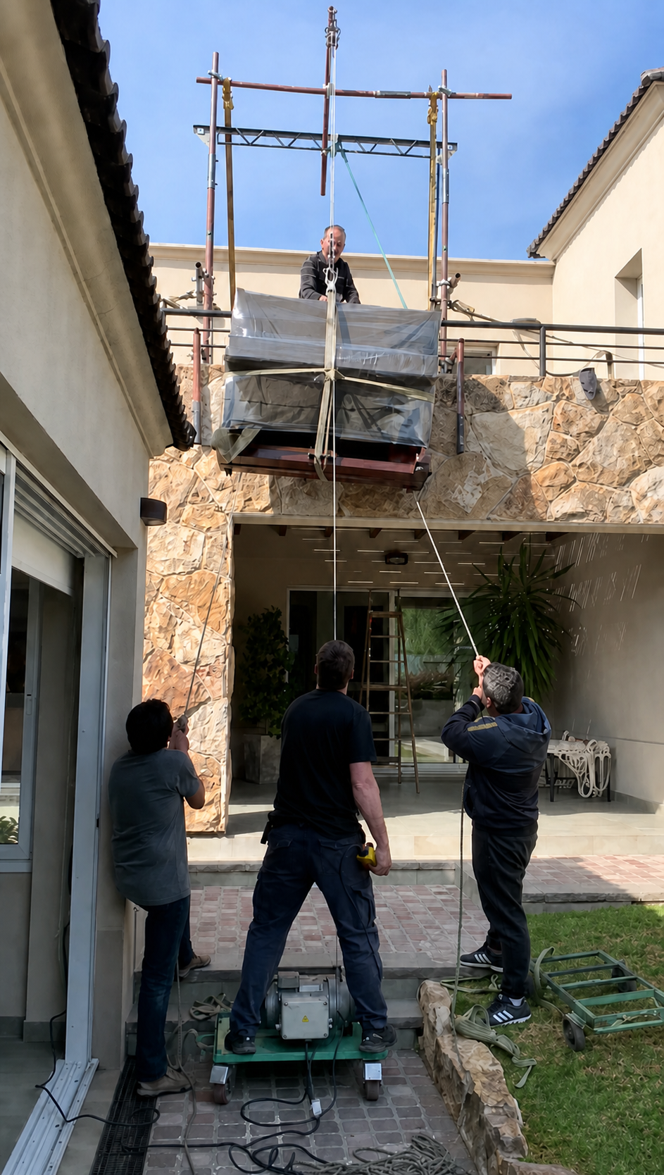 Piano protegido subiendo por el exterior durante una maniobra real de izaje